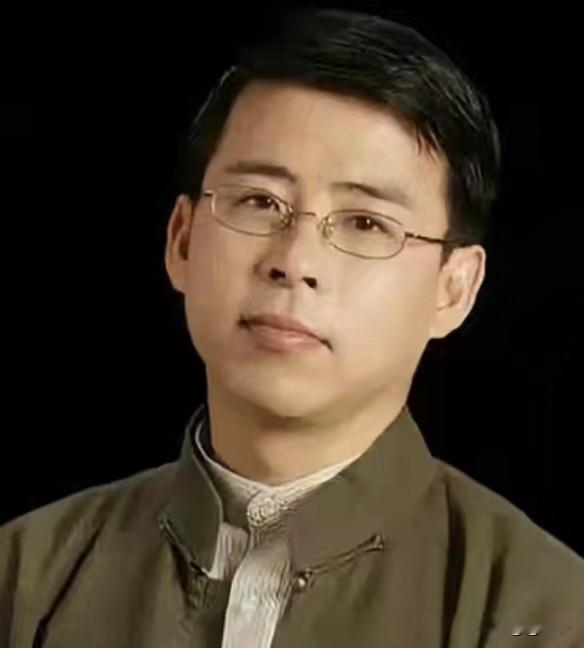 阿丘（本名邱孟煌），出生于1968，广东汕头祖籍梅州，成长于广西南宁。
​广西师