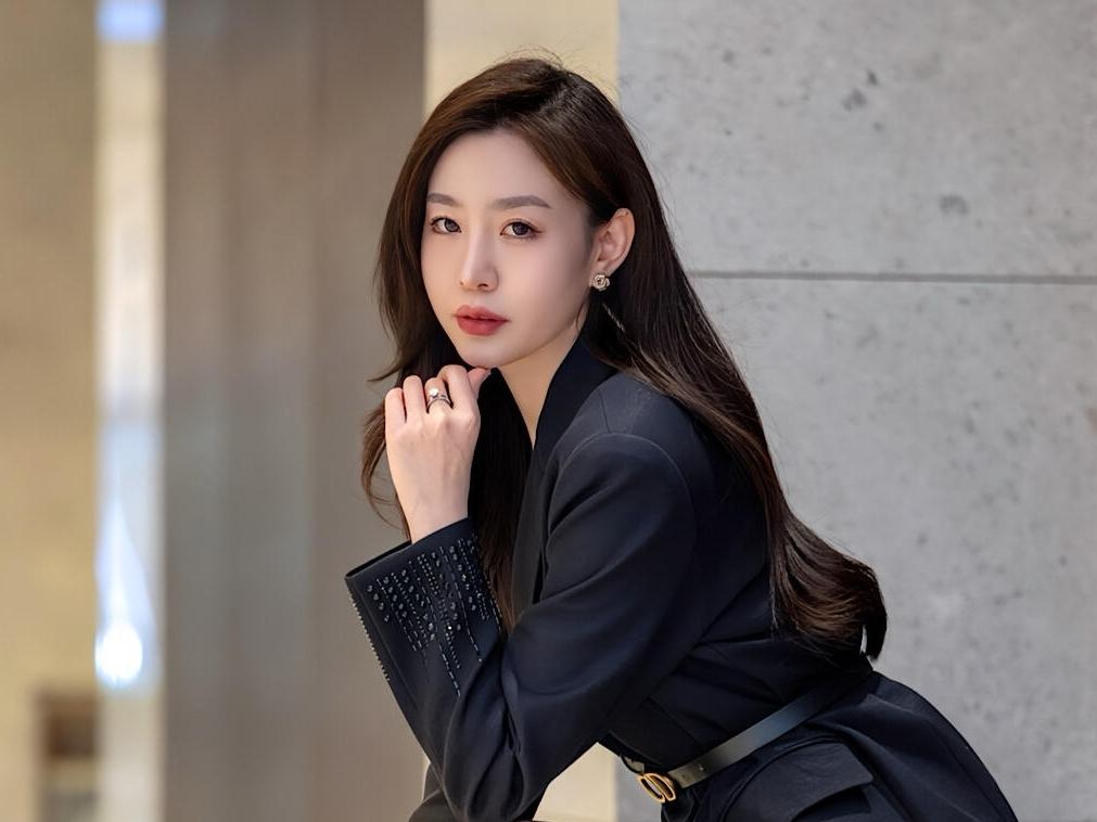 桂枝香·都市黑裳影

作者Ⅰ朱珠
 
长廊向晚，正璧柱流光，金梁凝暖。
一袭玄衣