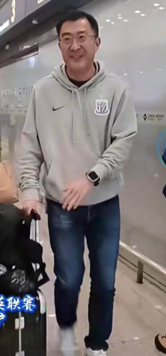 申花老总亲自去泰国为申花加油呐喊！真的太敬业了！这就是申花团队的凝聚力，球队比赛