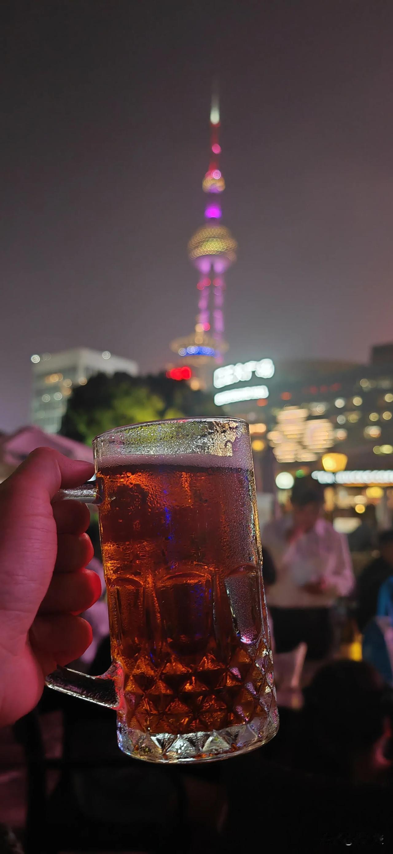 岁月在这儿，温凉如丝
却也能灼身
青春是远方，流动的河
你要如何原谅时光遗失的过