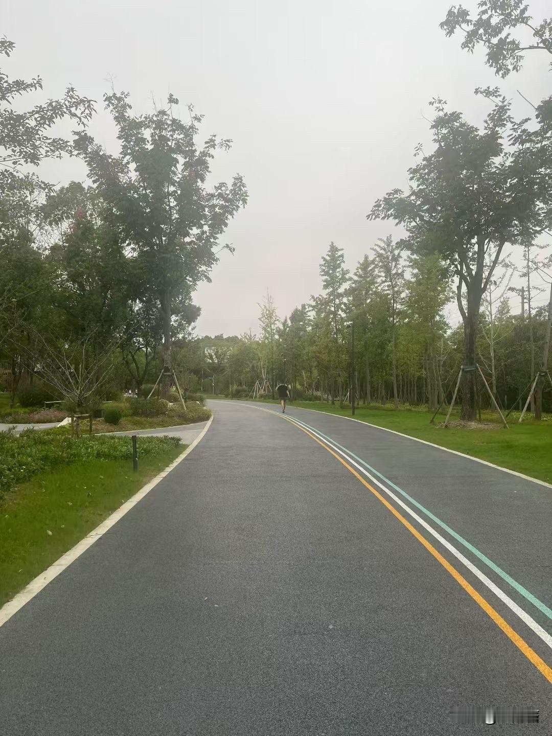 那会儿我表哥在加油站干了大半年，回来跟我聊天的时候，说了加油时不少门道。别的我记