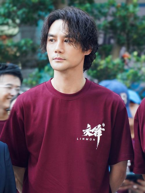 谁说王凯整容了？原来是《交锋》里的妆造

前段时间，网上关于王凯整容的消息
被传