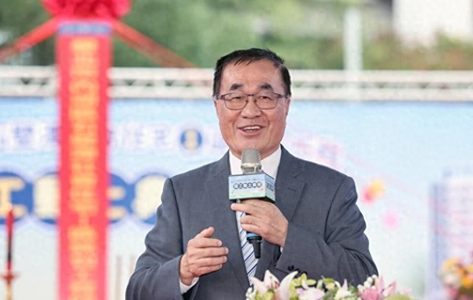 蓝白整合陷僵局！选前民调机制难达成，候选人争议再添变数

李四川刚宣布拼新北市，