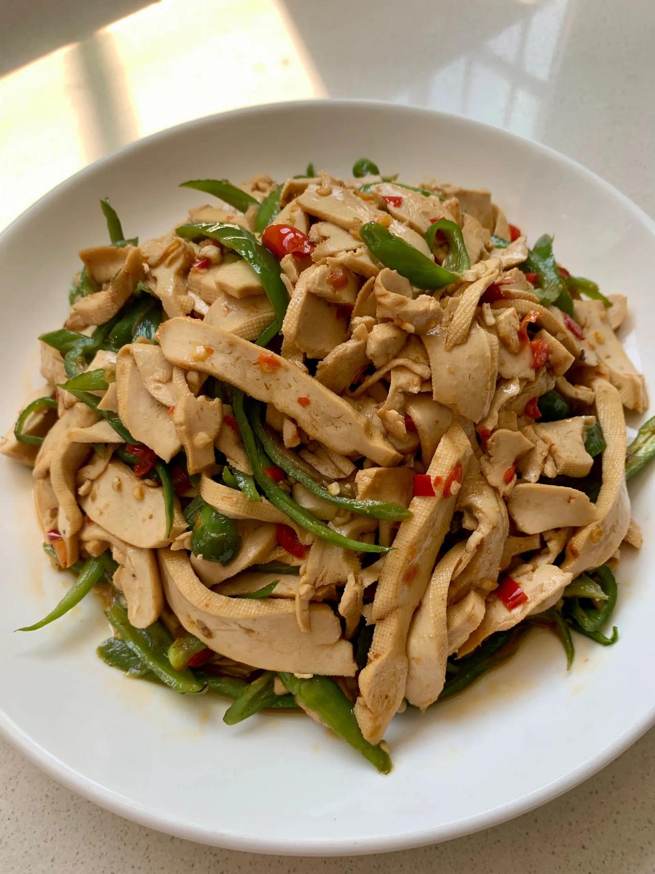 小炒香干虽是素菜，却比肉好吃

吃素食的人，豆类制品少了不。但是豆干要炒的好吃也