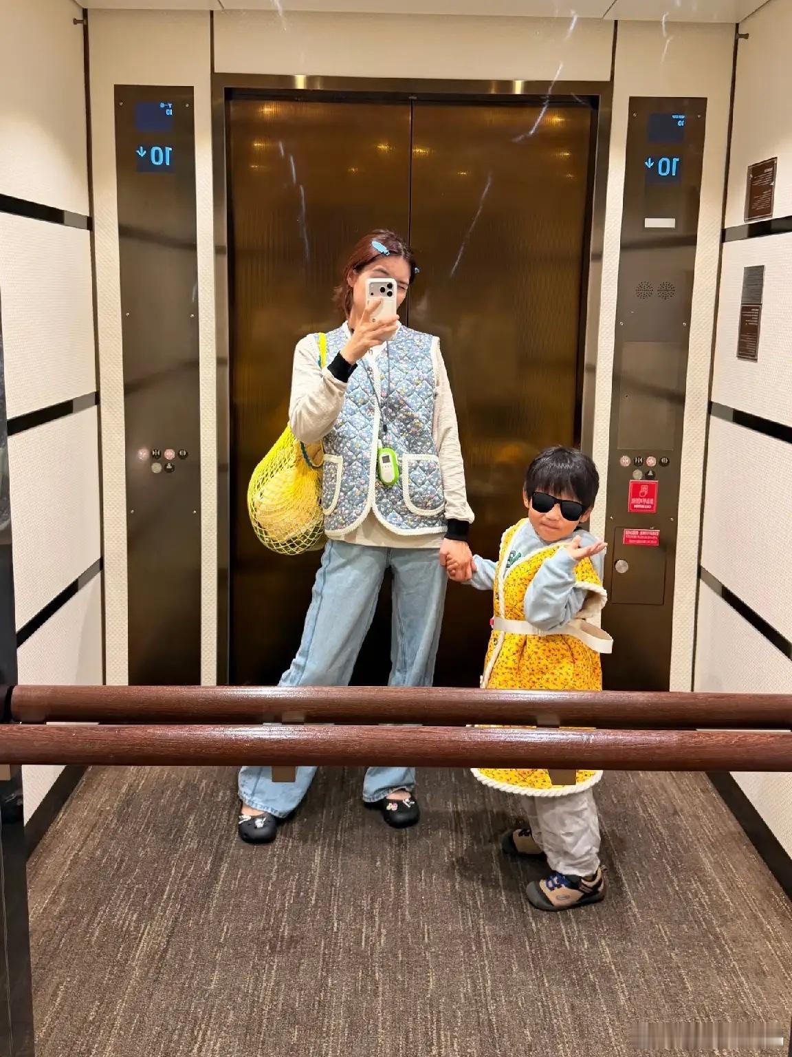苏醒太太晒带娃日常，两个儿子，家里超热闹！不得不说，这两个孩子，颜值很高，圆脸嘟