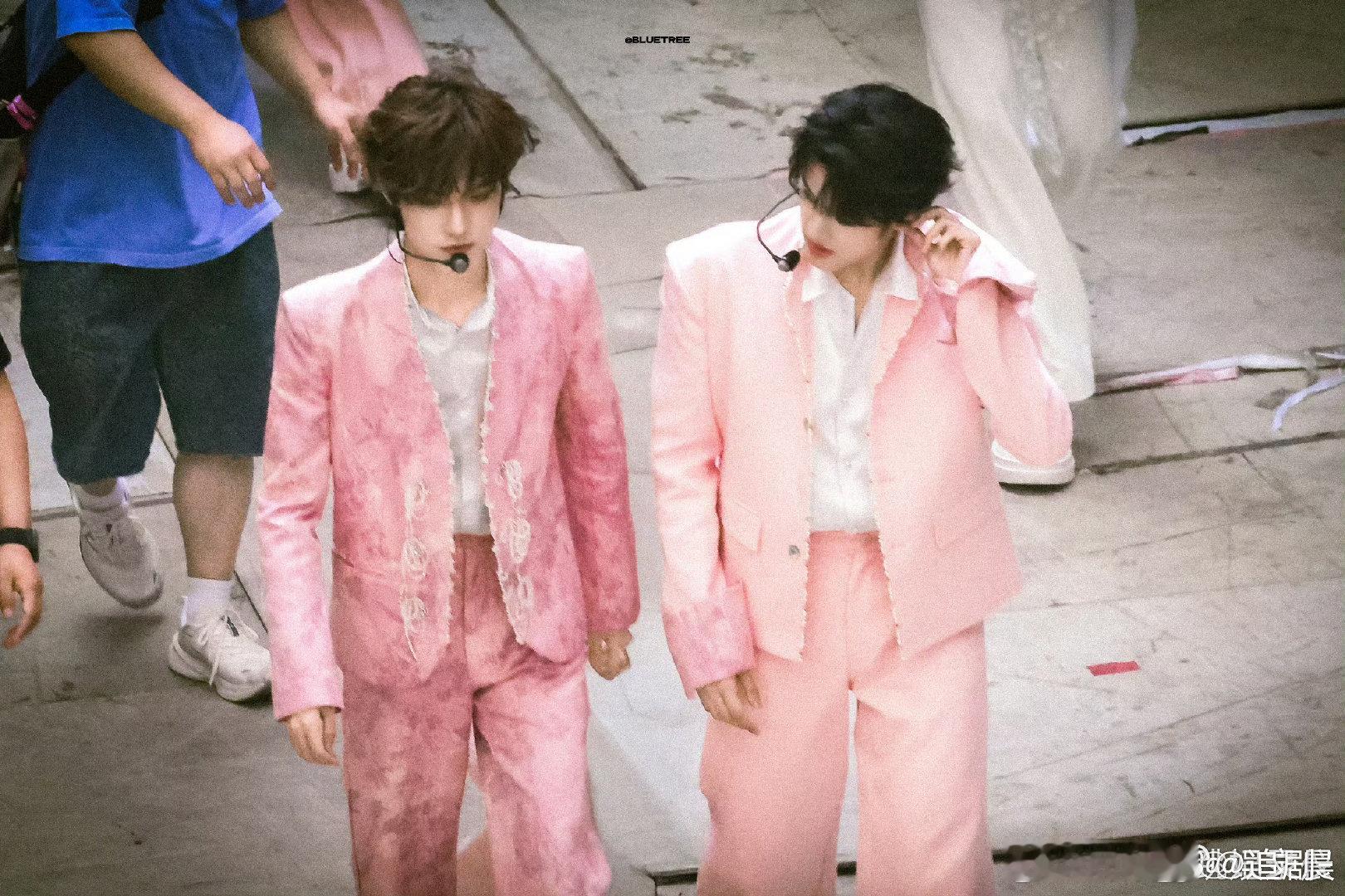 张泽禹摸张极腹肌张极对张泽禹说爱你竹马情谊的美好不过如此！极禹摸腹肌的自然亲昵，