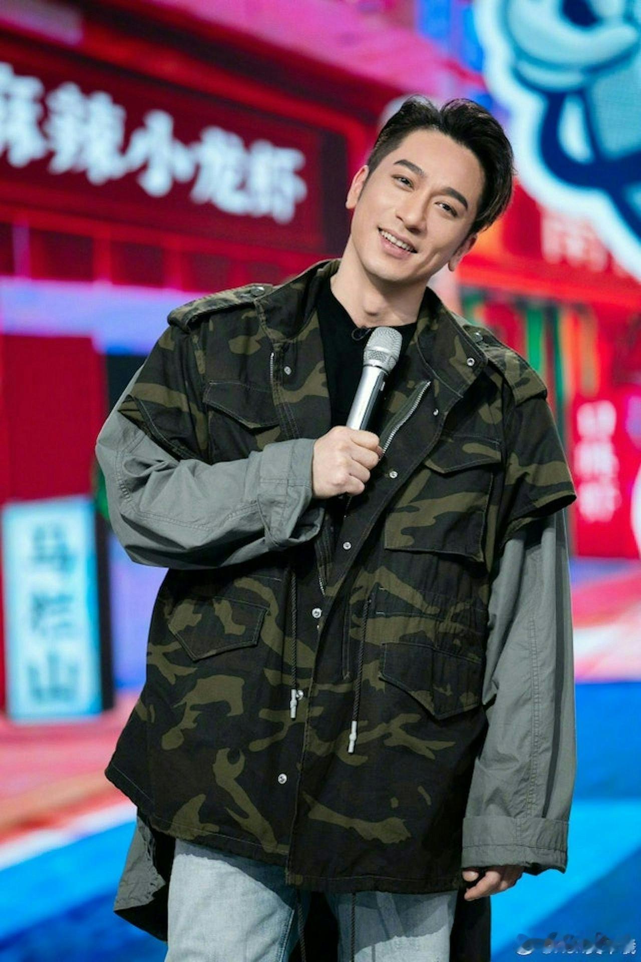 46岁的吴卓羲最近在深圳拍戏，平安夜被网友偶遇！身穿棒球外套少年感爆棚，完全看不