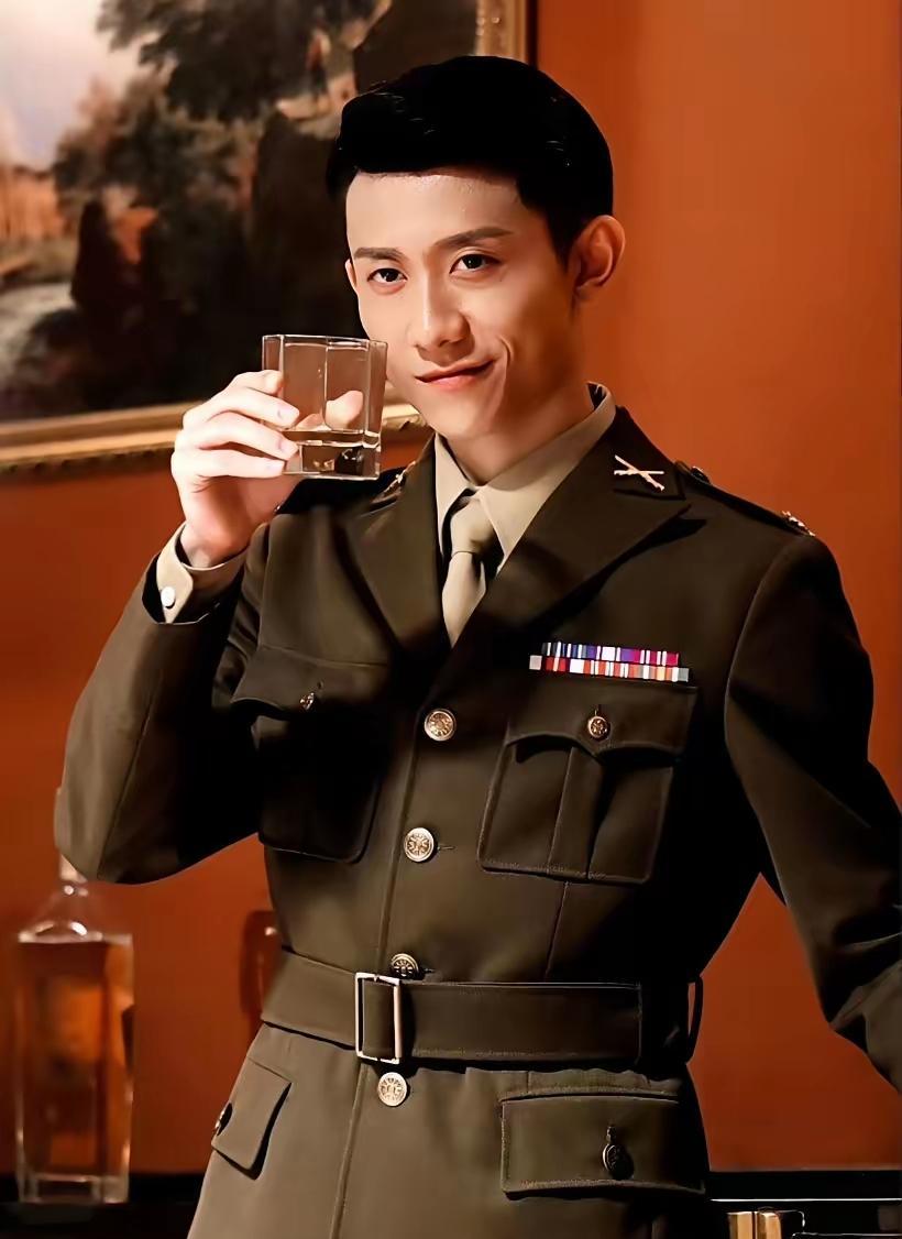 绯闻声明刚出，张一山片场照就流出了。
司晓迪那条爆料微博下，粉丝全在刷《曾少年》