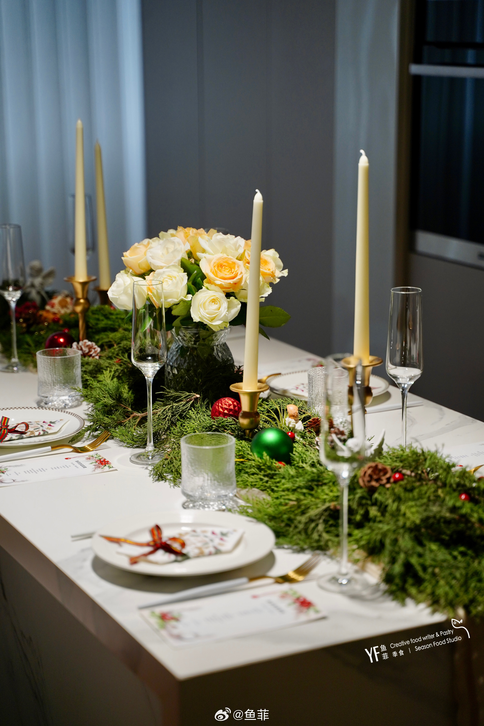 烟火季食，暮饮风悦，准备了几日的圣诞家宴，从餐桌布置到晚宴出品，以及伴手礼潘娜托