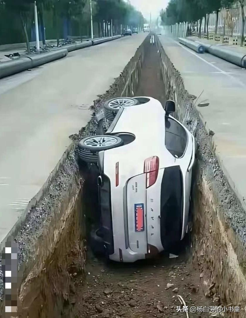 公司的司机真厉害
我的车都给我开到墙上去啦
怎么操作才能倒出来
司机迷惑操作 奇