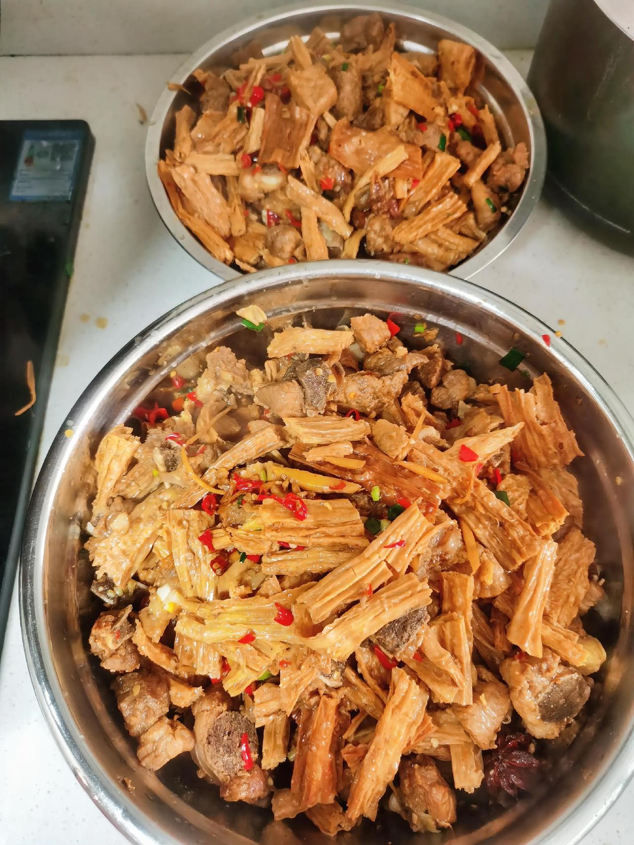 今日食堂家常菜谱：
排骨腐竹
油焖四季豆
冬瓜骨头汤。

普通的我，普通的一天，