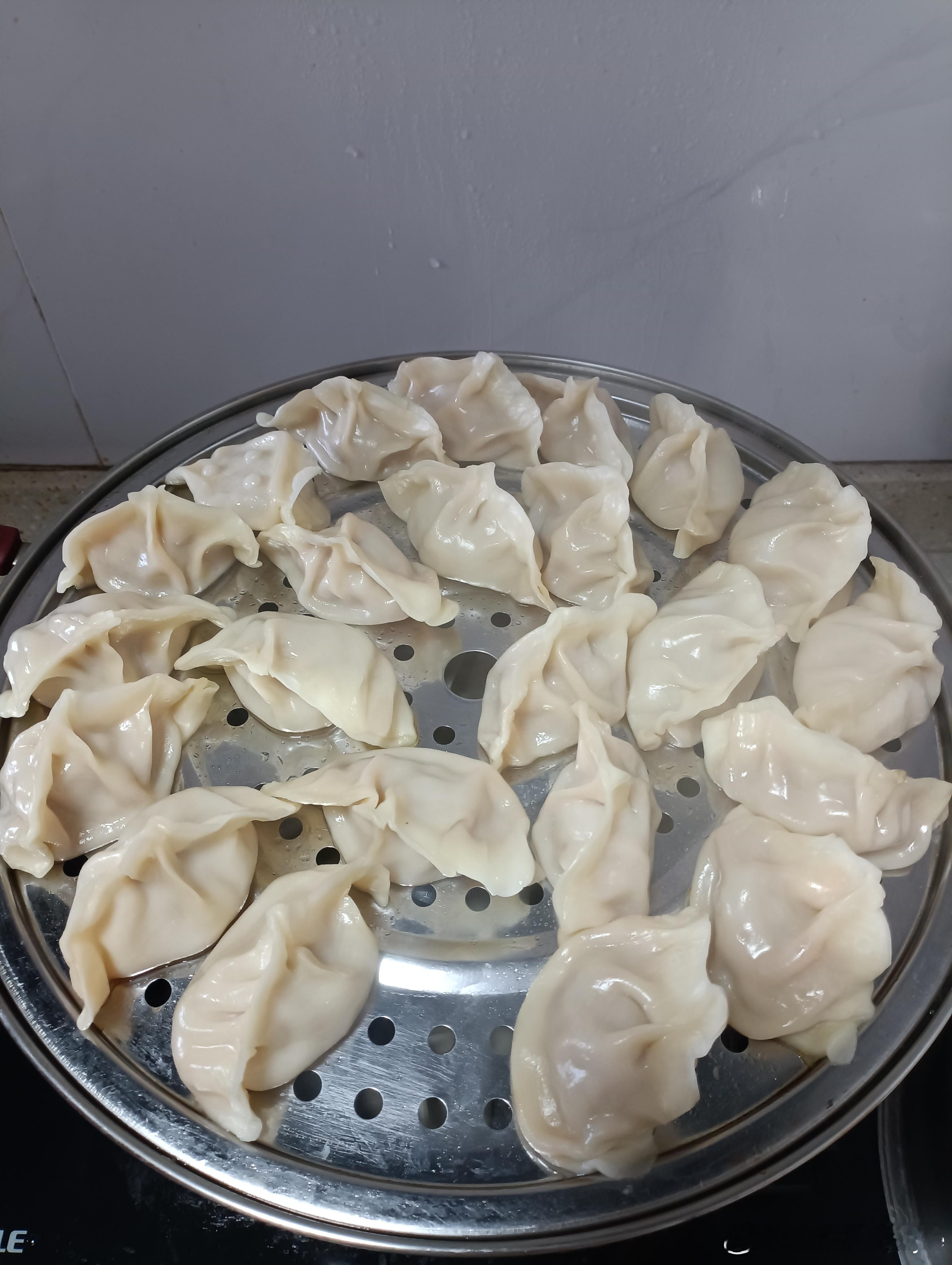 我真是在女儿一声声的夸赞中迷失了每个星期都得来顿饺子，个大肉多，还带点汁水，真是