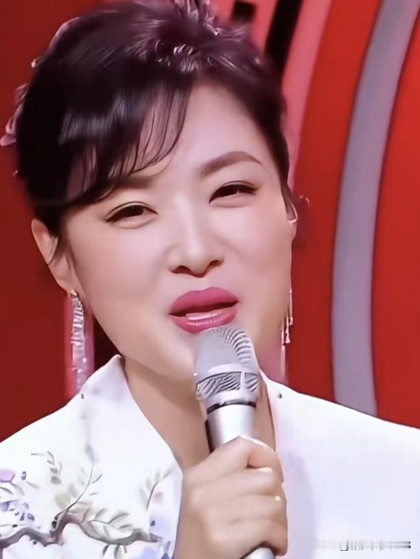 周涛温婉端庄，自带国泰民安气场。岁月沉淀出骨子里的优雅，她以从容笃定，尽显东方女