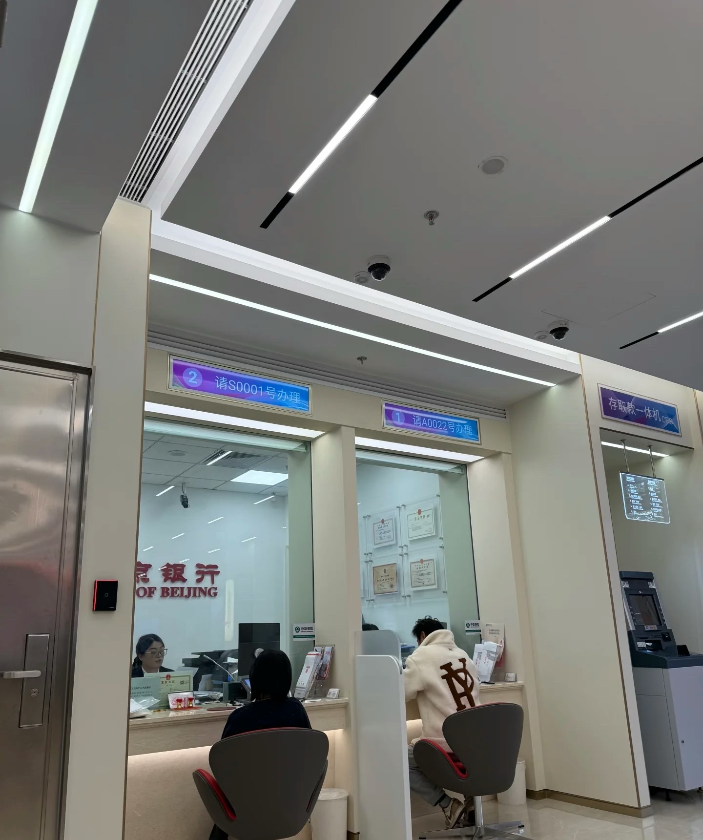 看来银行里这种操作很普遍了吧，好多都是银行自己查出来然后钱补上就完事儿了，银行工