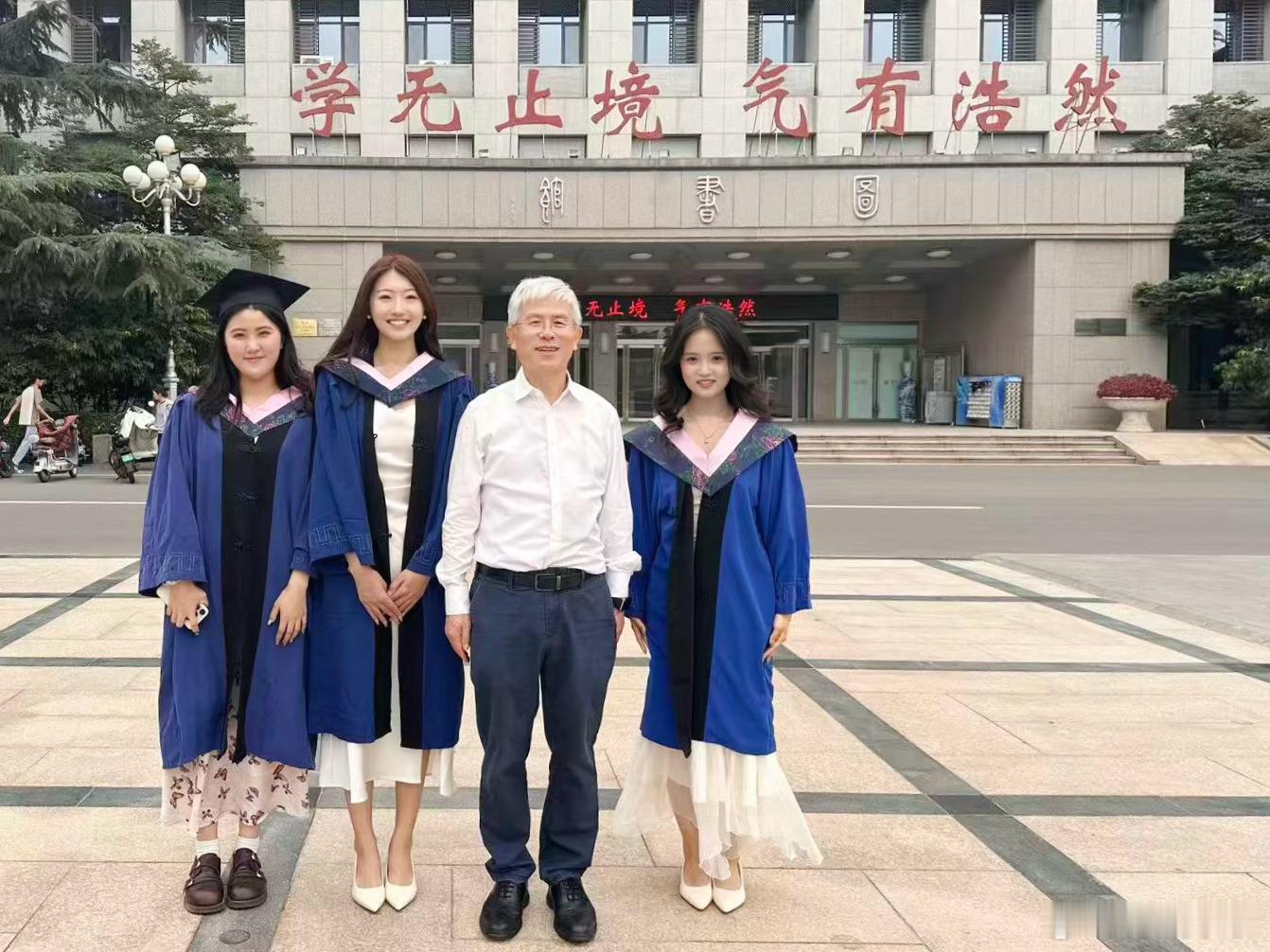 为了得到校长亲签，临时去旁边邮局买的本子，又幸福了11大学生喜爱内容共创计划校园