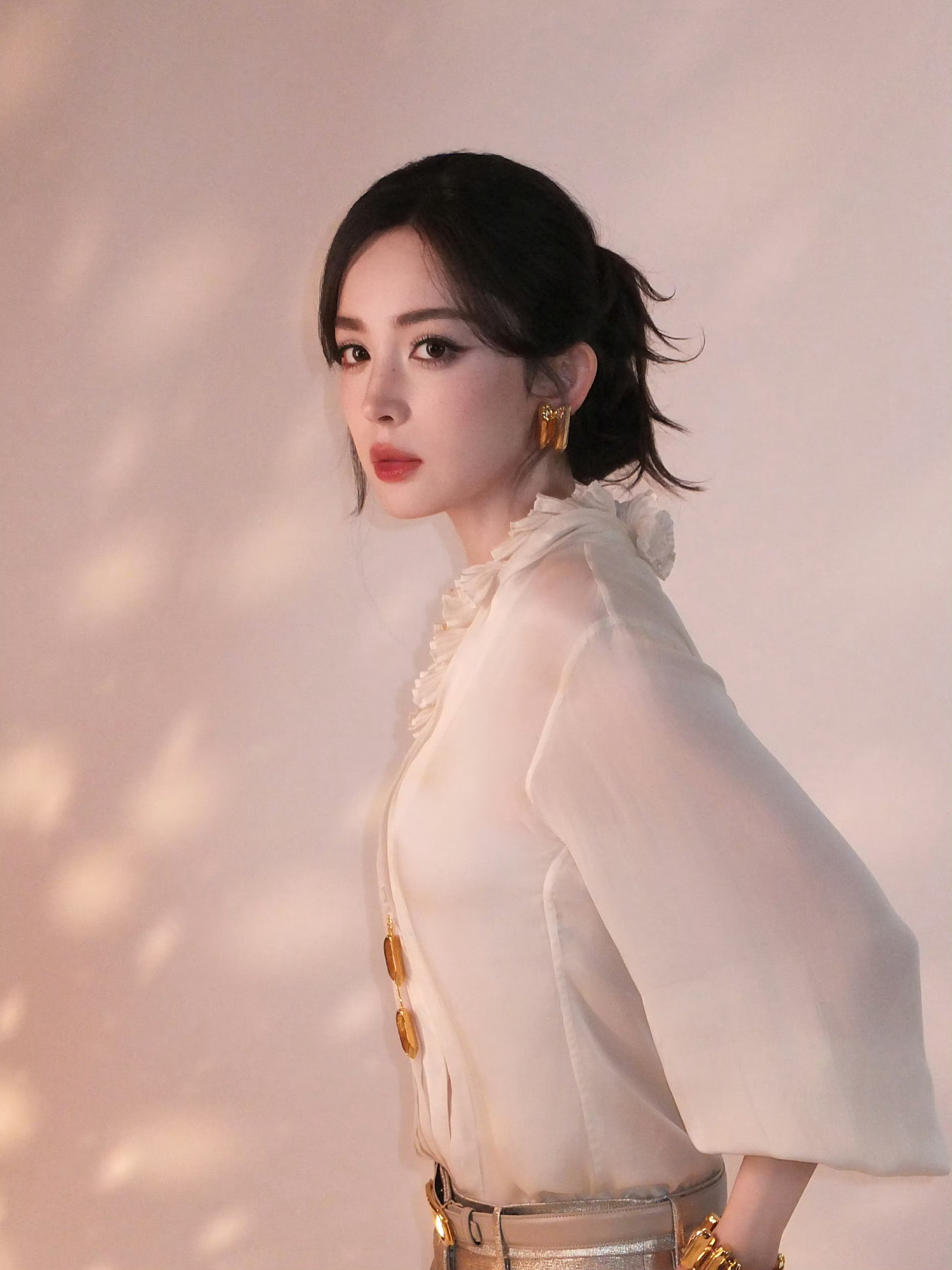 李佳琦也没逃过娜扎的古娜之夹哈哈哈李佳琦终于见识到娜扎的古娜之夹了，刚开始还说没