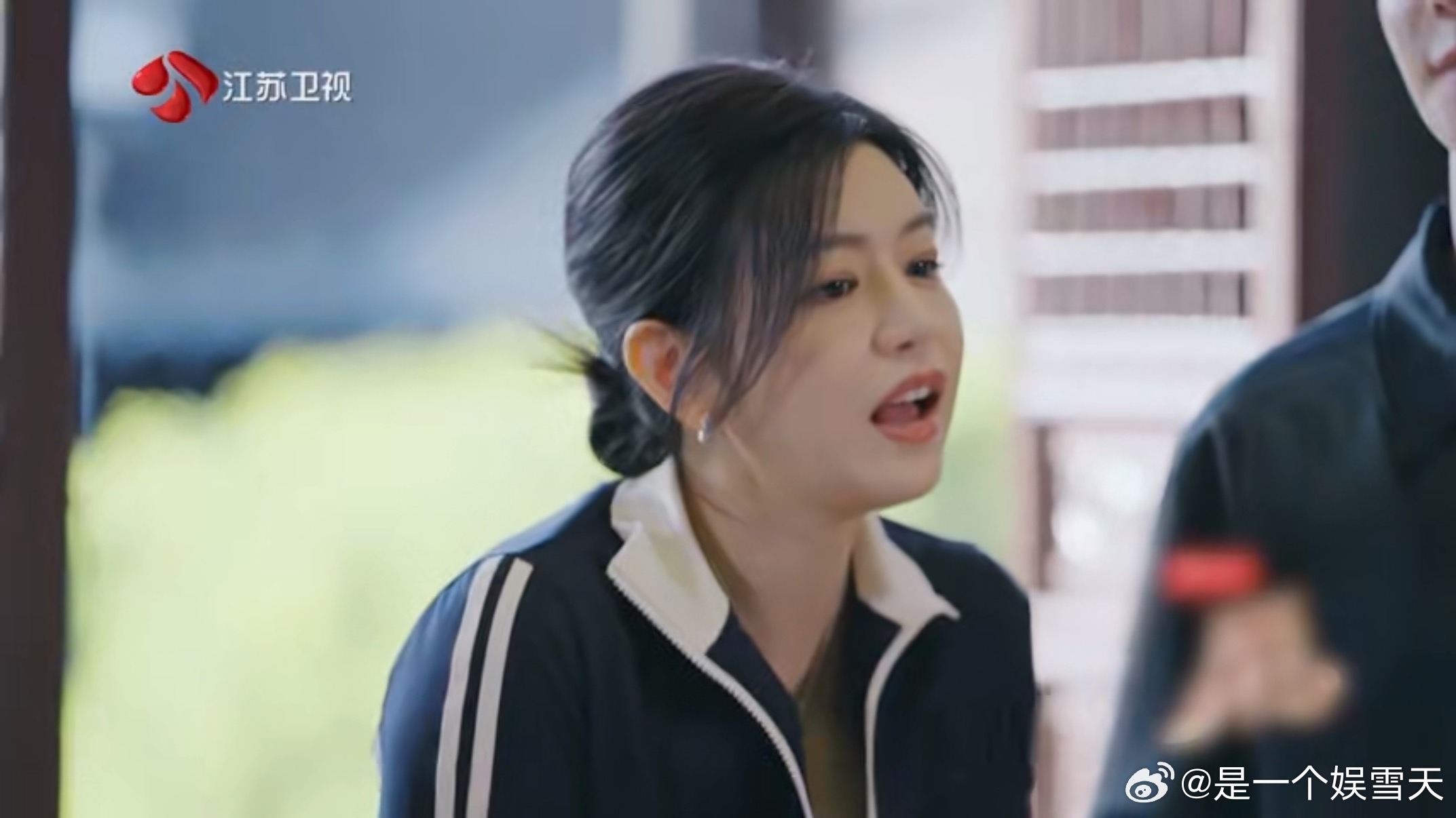 🧩陈妍希葛优躺 跟腱受伤的暖心时刻！陈妍希葛优躺瘫坐懒人沙发休养，松弛又惬意，