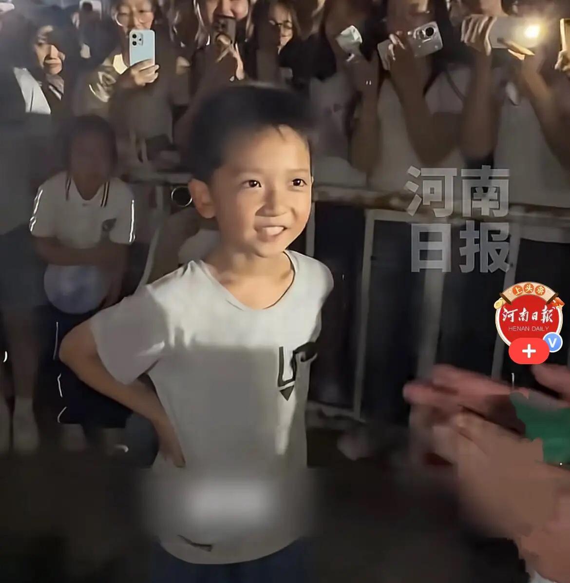 “我妈妈烧伤了，少了几根手指头，我要帮她”，你能想象这是一个8岁男孩站在人群中说