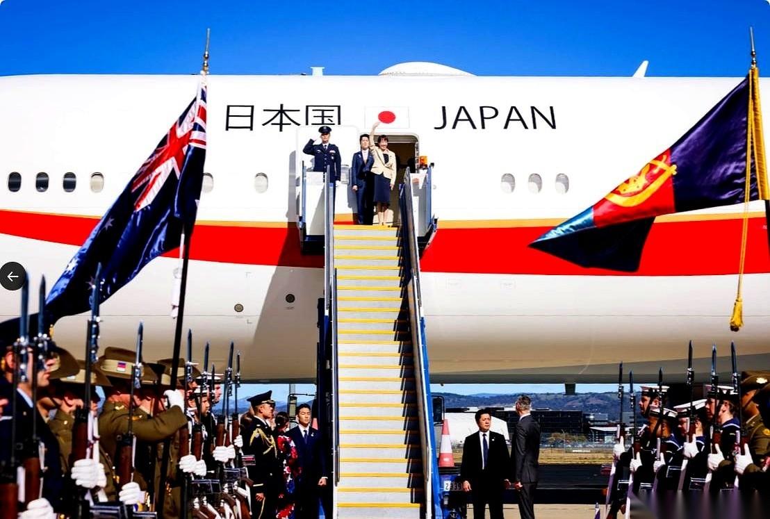 高市早苗，回来了。
5月5日，一架飞往日本的航班。她踏上舷梯，没有回头。身后，是