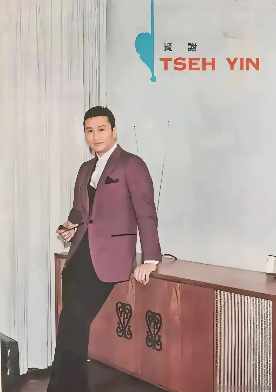 要是没有右上角的名字，乍看上去还以为是黄晓明呢，谢贤的身上有种儒雅和风流感并存的