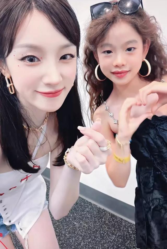 小李琳带女儿香港追星细节曝光，这种不摆谱的亲子教育方式太圈粉了 