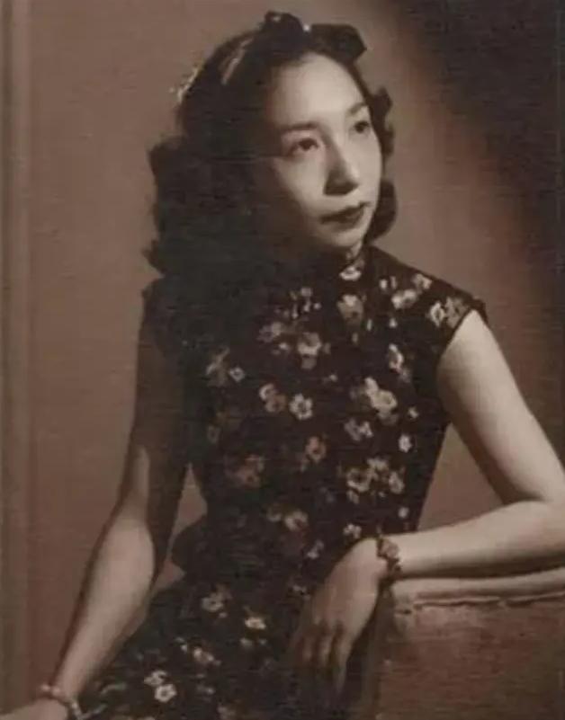 1938年，41岁戴笠借口加班，把秘书余叔恒，带到了卧房，戴笠递给她一杯咖啡：“