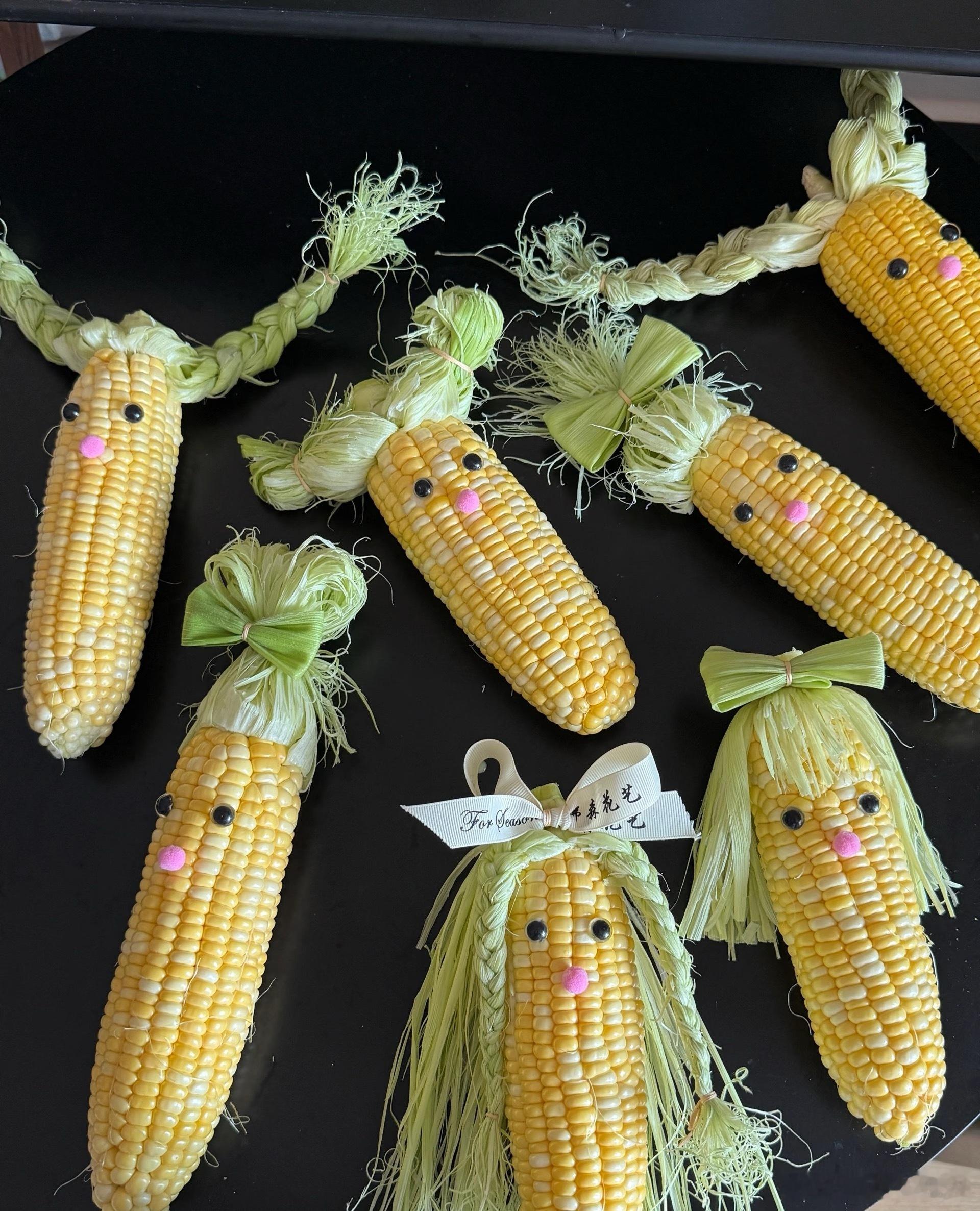 收玉米女生称玫瑰价钱能买100斤玉米不如直接送玉米花，又省钱又潮流女生收到花后先