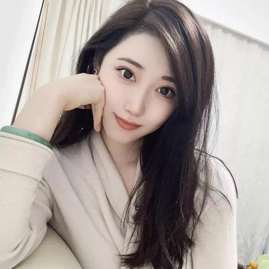 静倚窗前思，秋风起时归。独倚小楼人不寐 秋日登楼感怀 独倚窗台念故人 独坐西窗听