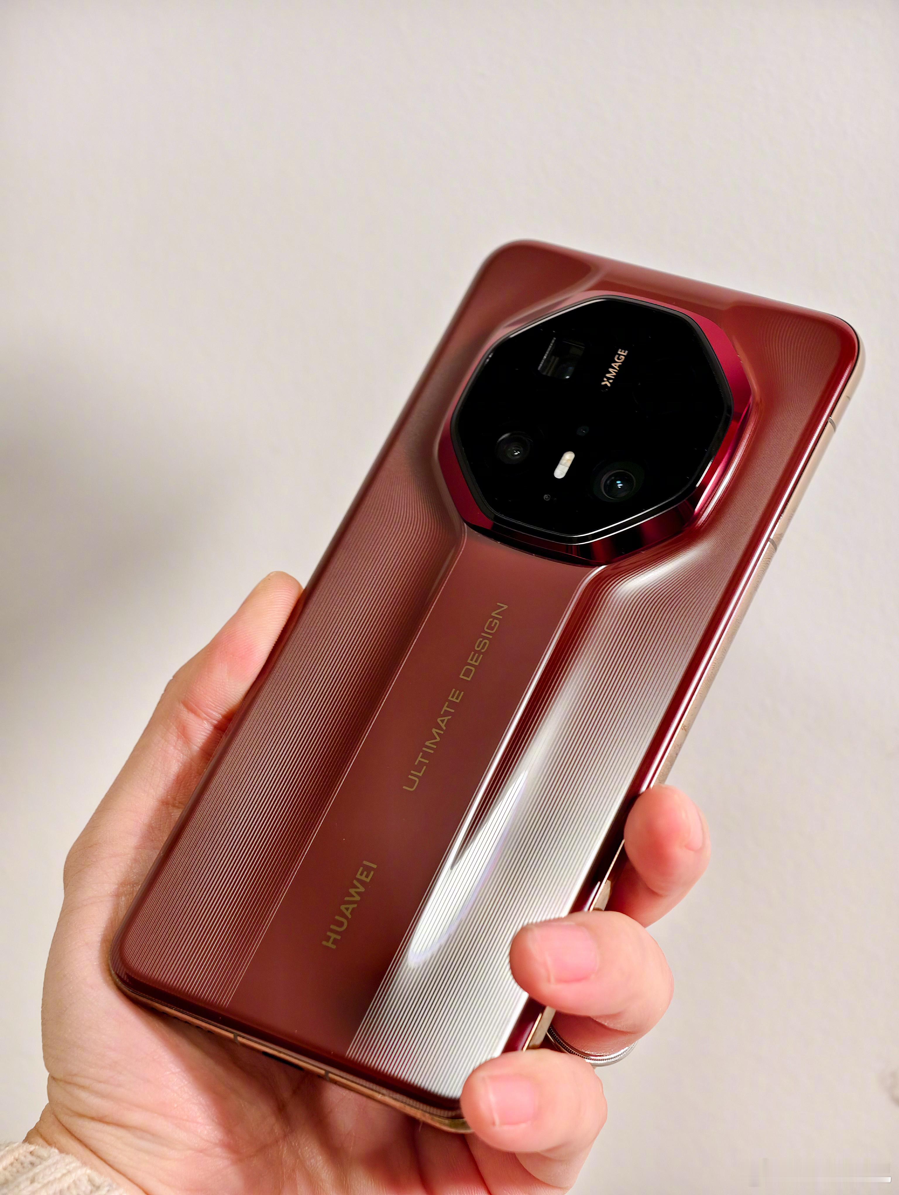 今晚的亲友局，要是我掏出华为 Mate 70 RS 非凡大师（瑞红，16GB+1
