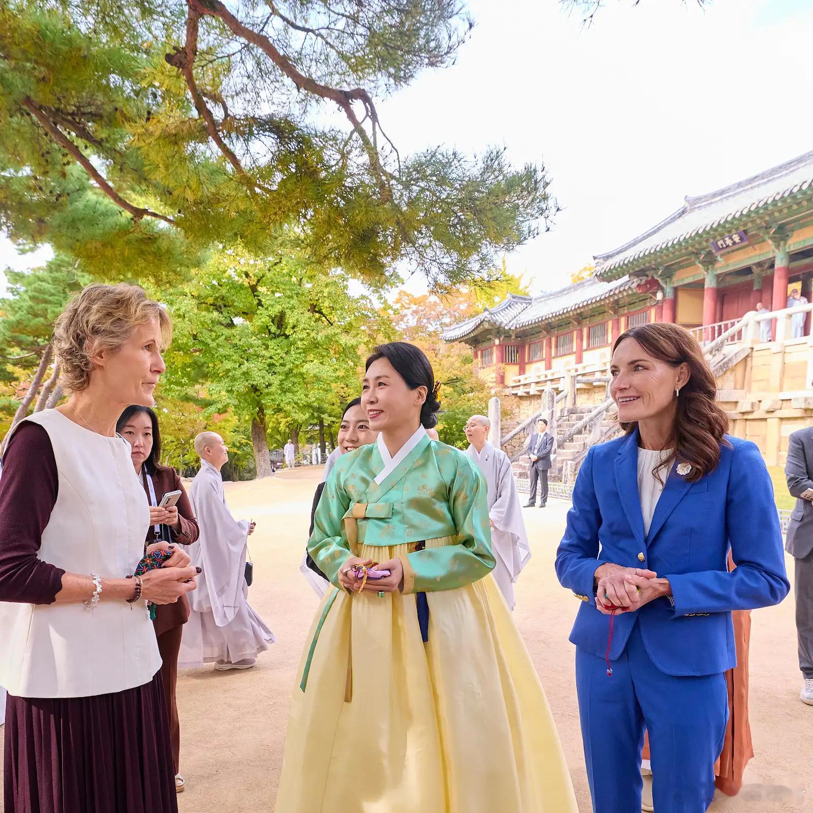 李在明夫人穿韩服接待APEC夫人团参观了位于韩国庆州的佛国寺，金惠景向夫人们赠送