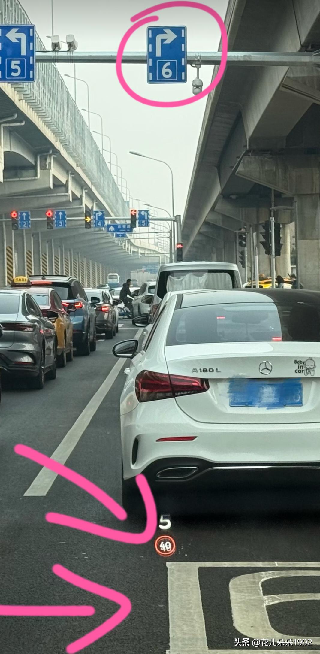 能救一个是一个
永远有人走不明白这个路口
走6号车道不需要等右转红灯！
红绿灯?