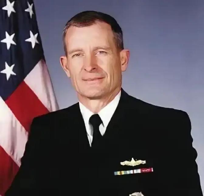 刷资讯时，我几乎同时看到2条消息：
 
1条是美国退役上将布莱尔谈台海，1条是中