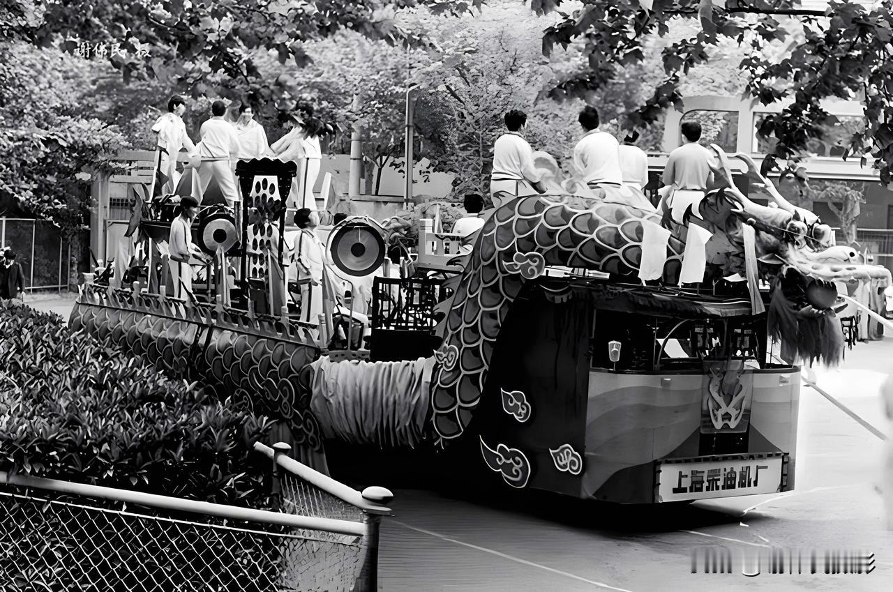 1986年5月1日，上海文化广场外“劳模表彰大会”的庆贺彩车（ 左图 ）；198