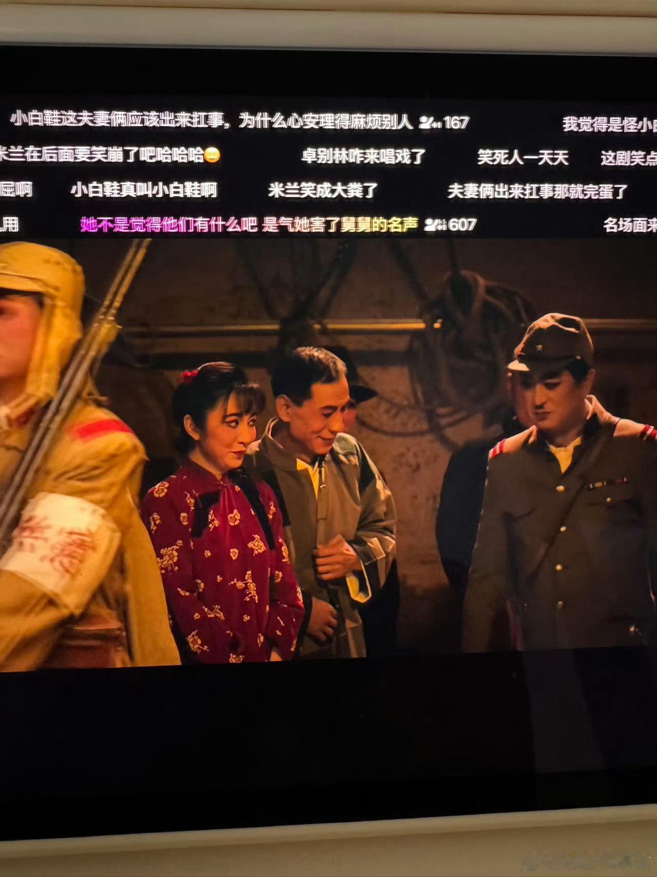 看张嘉益演鬼子王晓晨是笑场了吗 全员憋笑！张嘉益扮鬼子滑稽感拉满，台词魔性动作搞