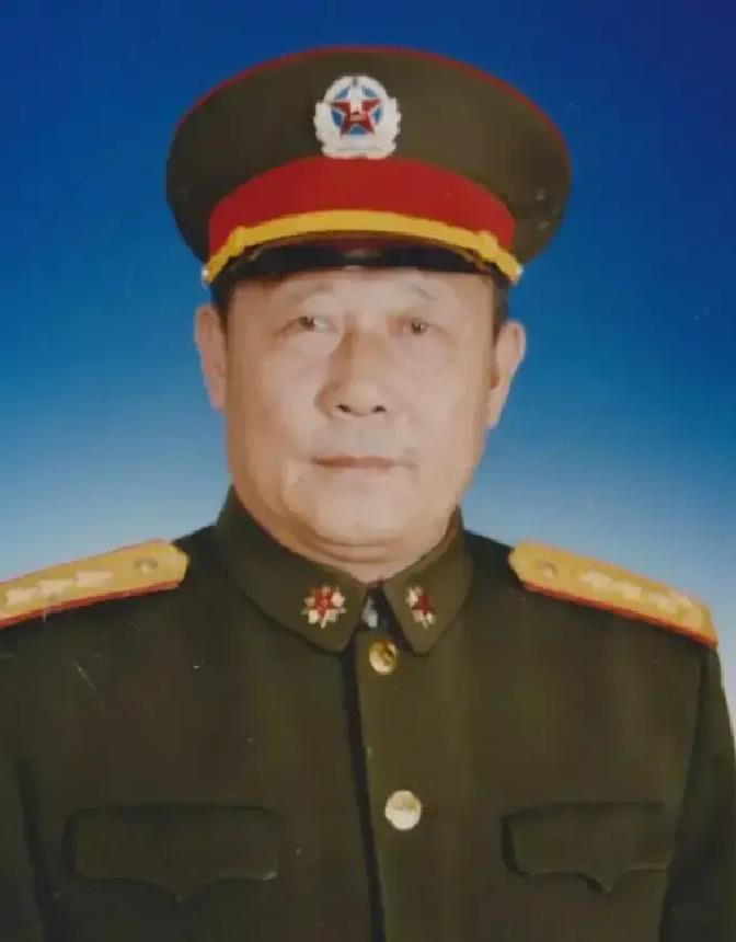 秦将军落难时，他还是个上尉，冒着风险带将军长子去长沙治病，秦将军复出后，托尤太忠