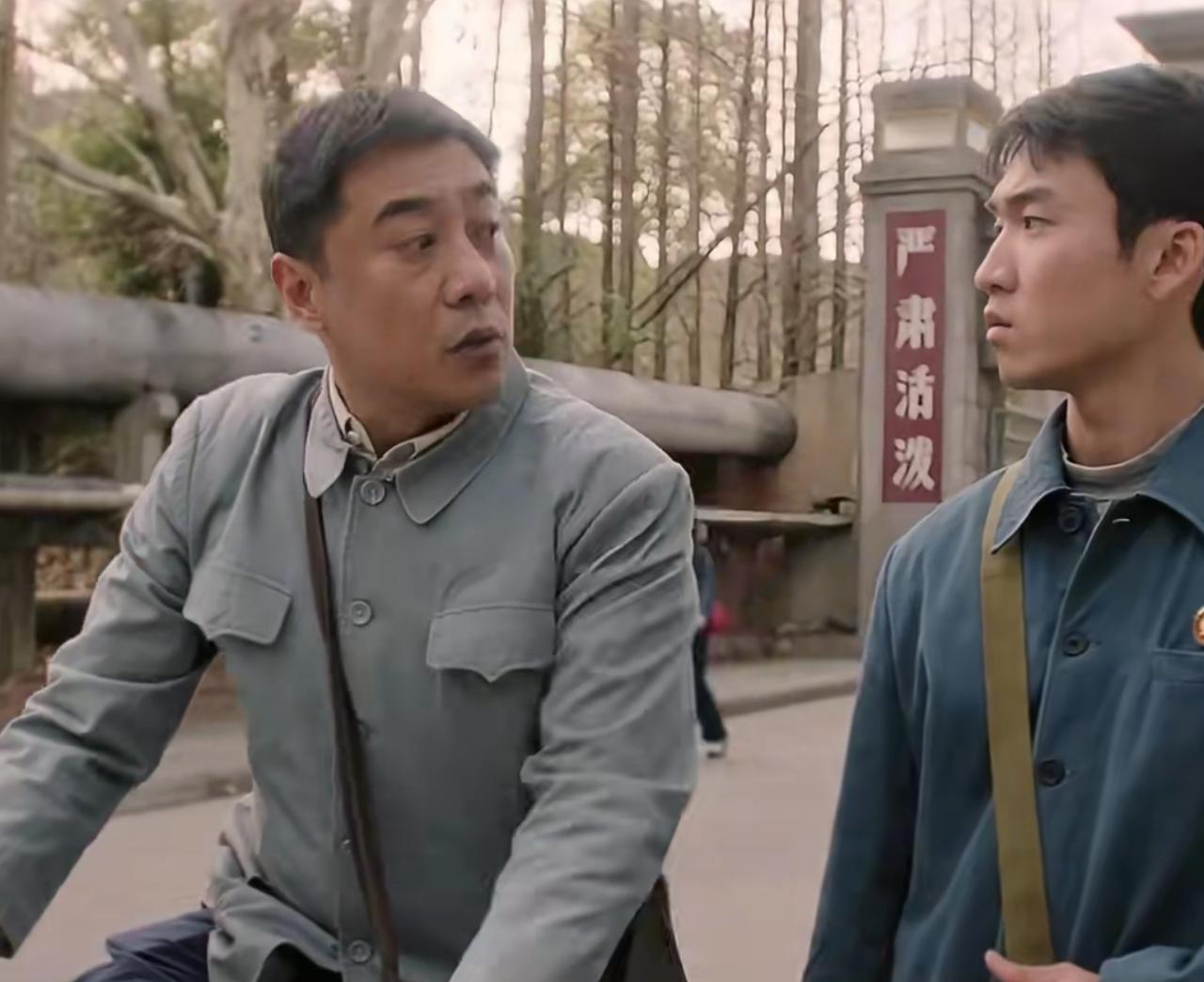 你敢信？
宣传科笔杆子摔箱喊开除，只为蹲街边烤红薯！
费霆把铁箱子砸得哐当响，汪