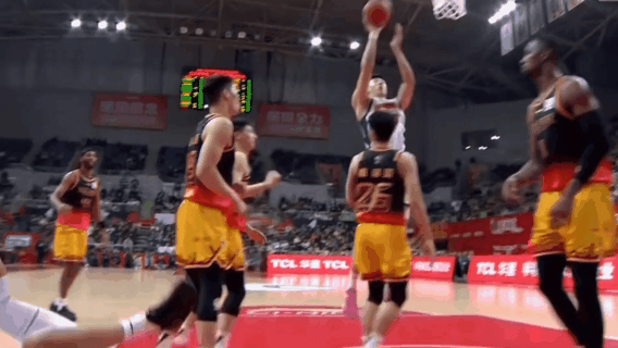 NBA篮网名宿广东男篮不虚哥崔永熙，每场比赛给大家表演一个后空翻。比孙悟空翻跟头