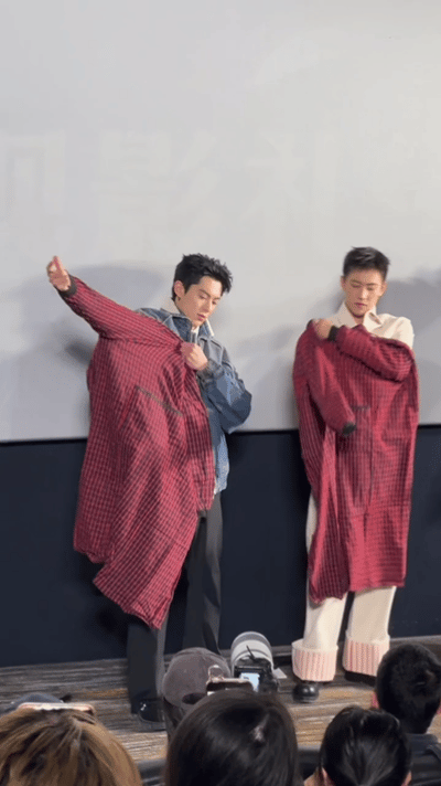 王鹤棣穿省服提前过年  王鹤棣上得舞夫下得厨房  王鹤棣穿着“四川男人的战袍”跳