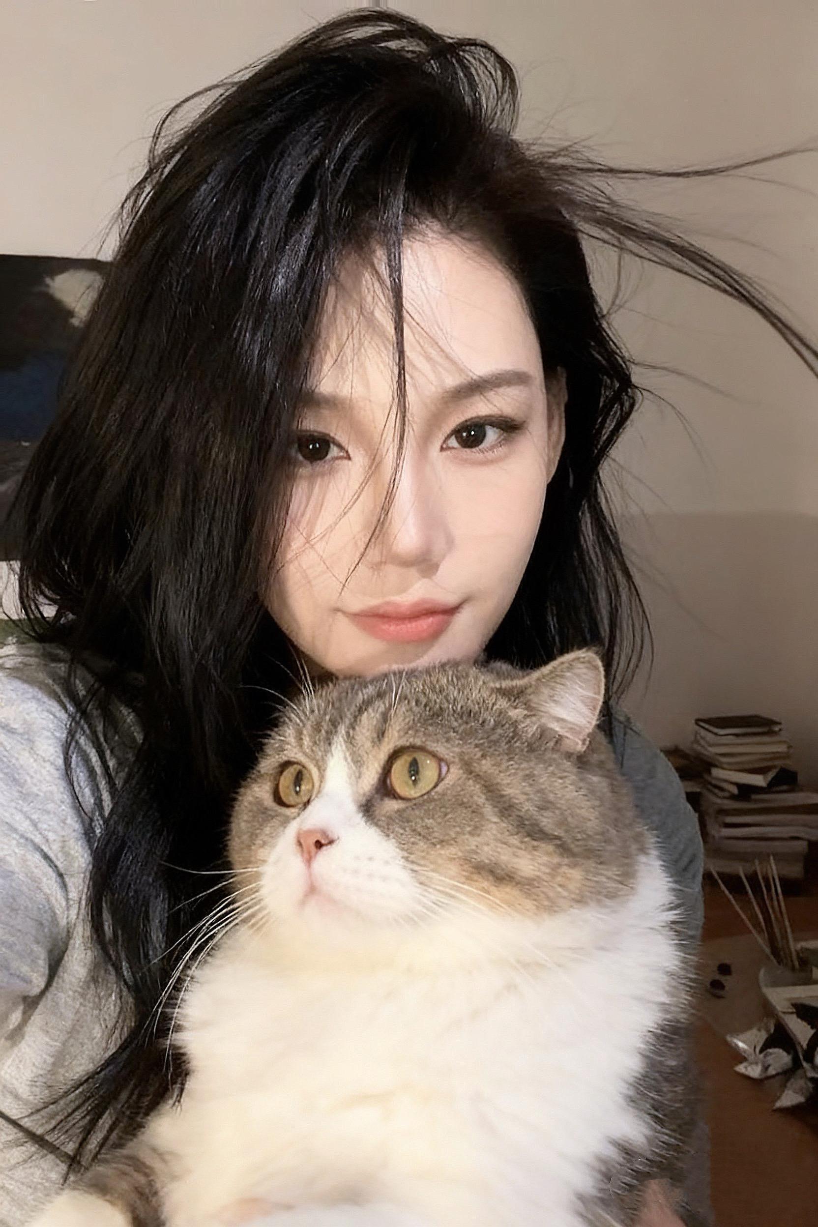 如何形容看完一本书的感觉，像盛宴过后，杯盘狼藉，胃被填得满当。感觉到这...