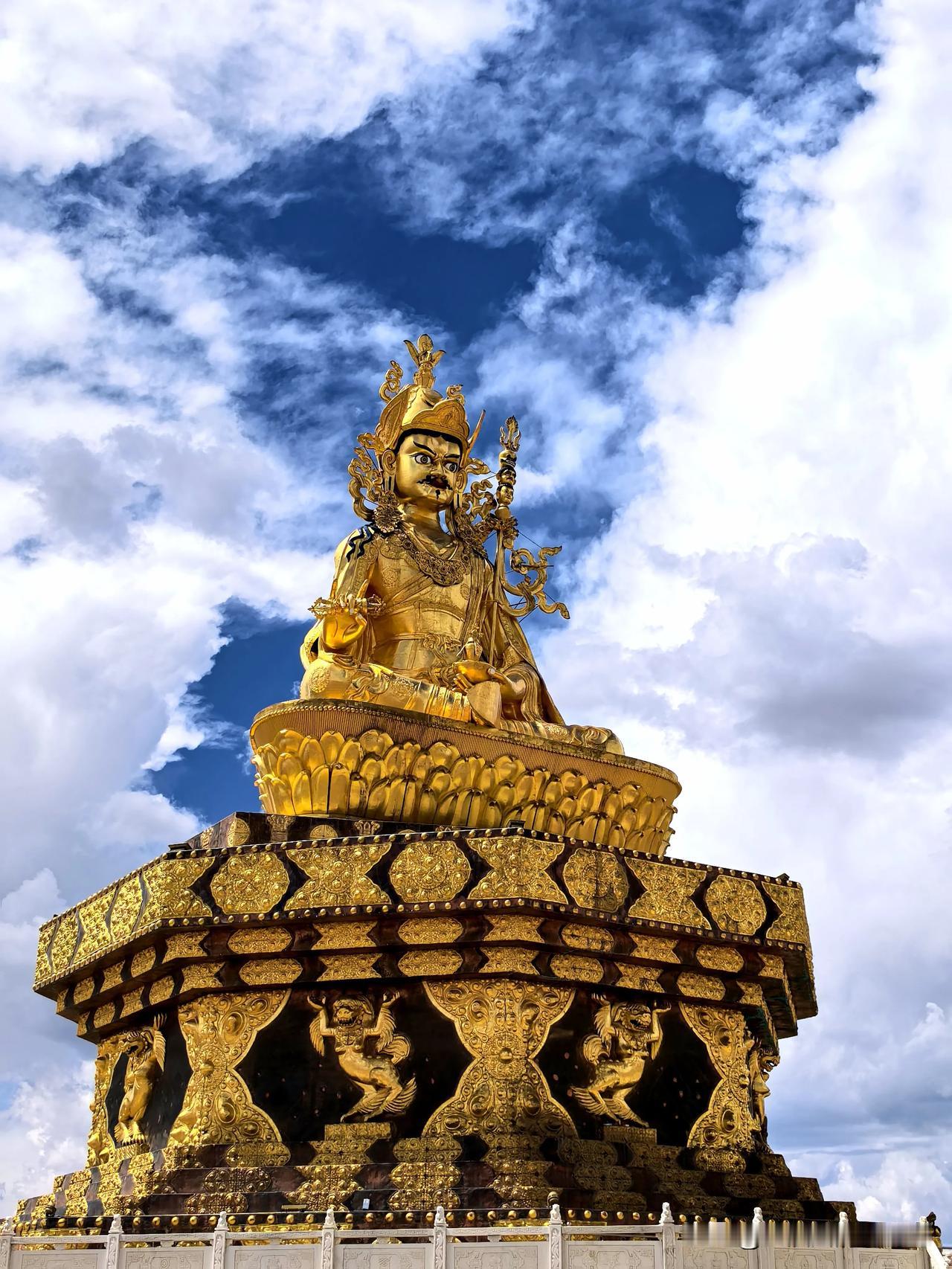 亚青寺与色达喇荣五明佛学院同属于藏传佛教宁玛派寺院，但与色达喇荣五明佛学院不同的