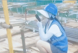 听说在建筑工地上有三大喜事儿？
就是:停电、下雨、来美女？
尤其是这种颜值高的美