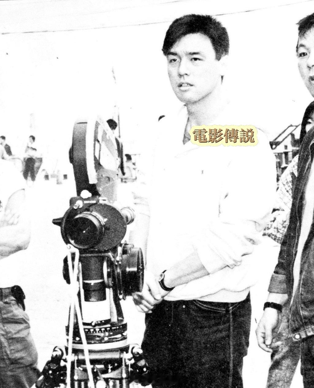 #電影傳說扫描# 1985年，#钟镇涛# 首次做导演执导喜剧电影《杀妻二人组》，