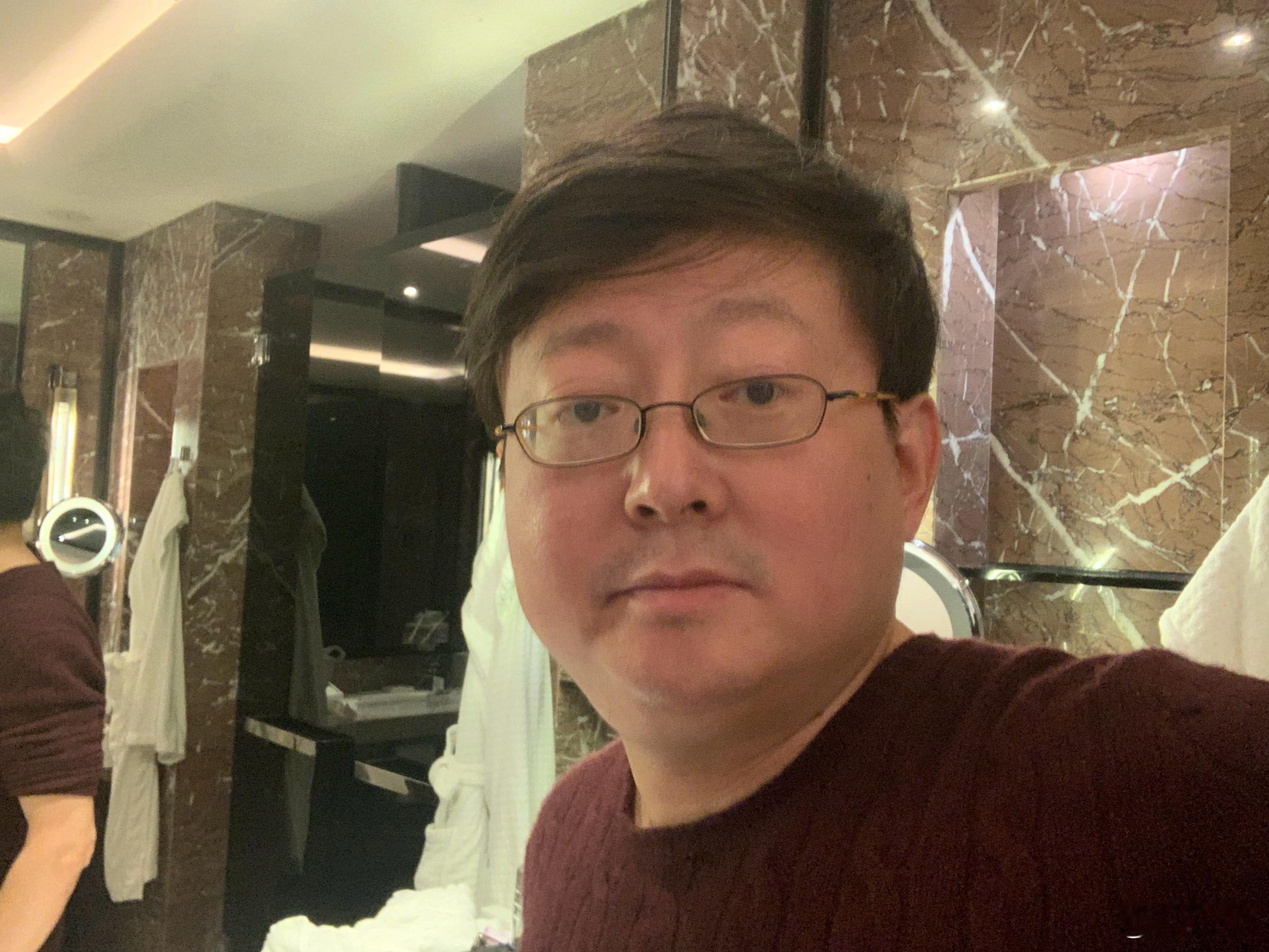 四季的日与夜天哪，图2这不是跨年是跨桥的马，在光影中央奔腾 广州诗人东荡子的诗但