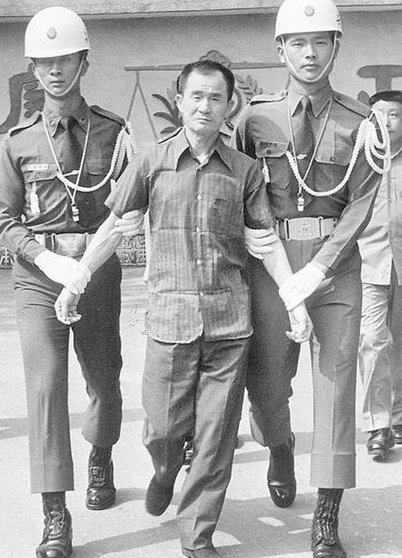 1982年，被判死刑的抗战老兵李师科，即将被押赴刑场。他换上了崭新的短袖衬衣，理
