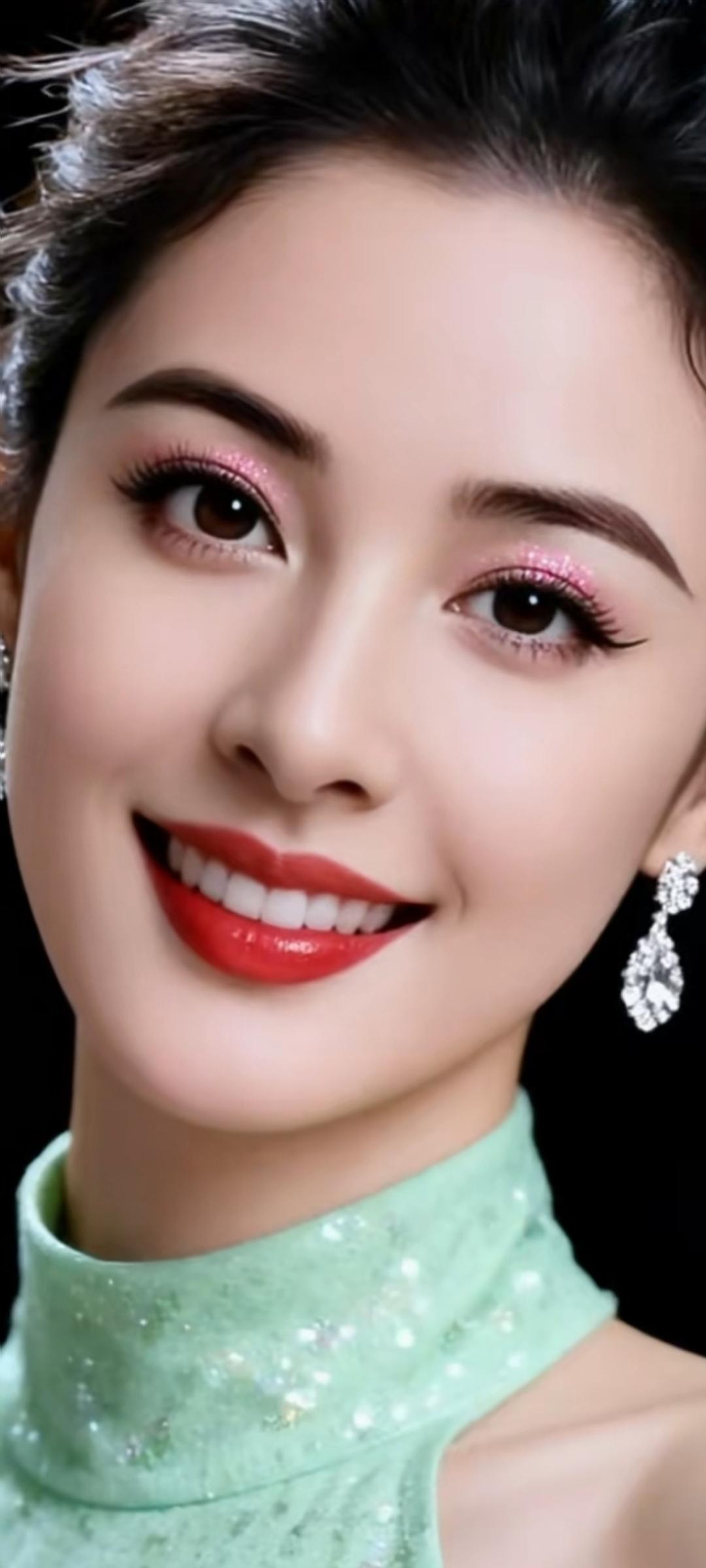 优雅微笑，闪耀耳环，绿衣闪耀，自信满满！