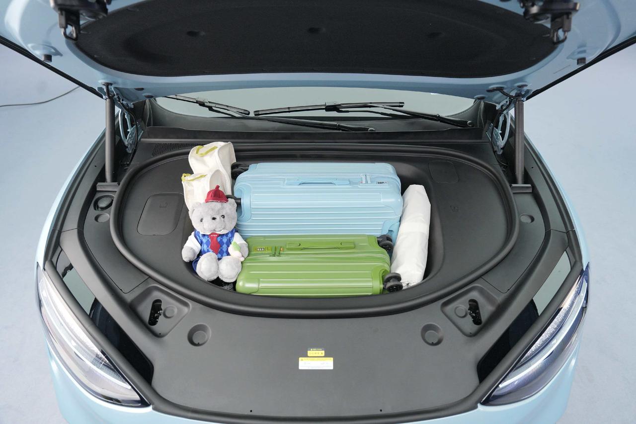 问界M6纯电版这也也配备了前备箱，而且容量很大，202L。真是好羡慕～
然后在前