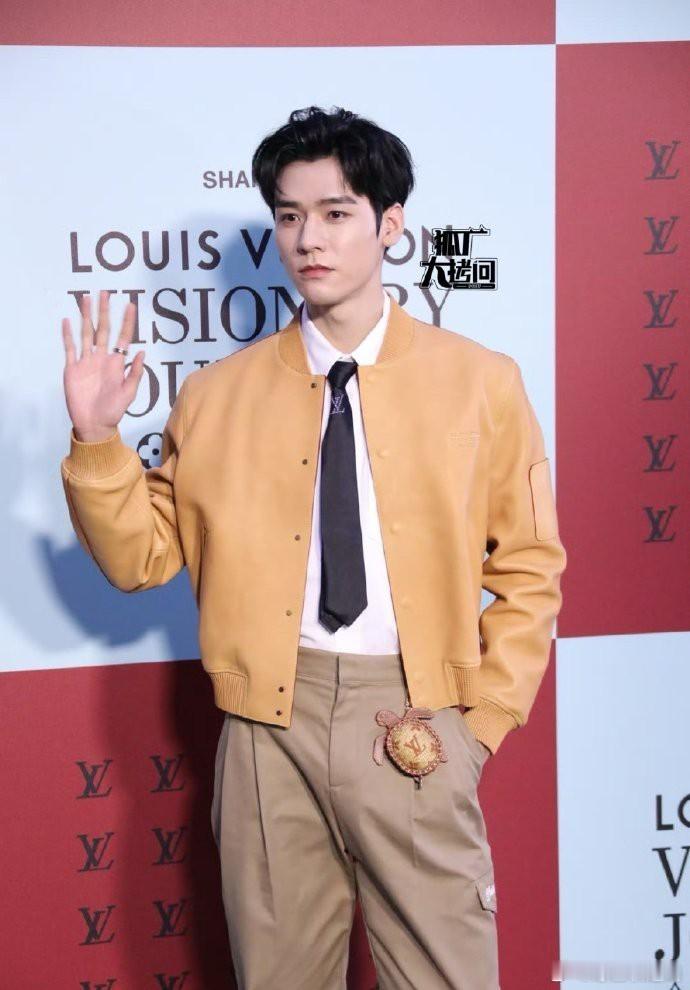 龚俊、白敬亭、徐明浩、王楚钦、此沙、时代少年团齐聚LV大秀，生图惊艳。 ​​​