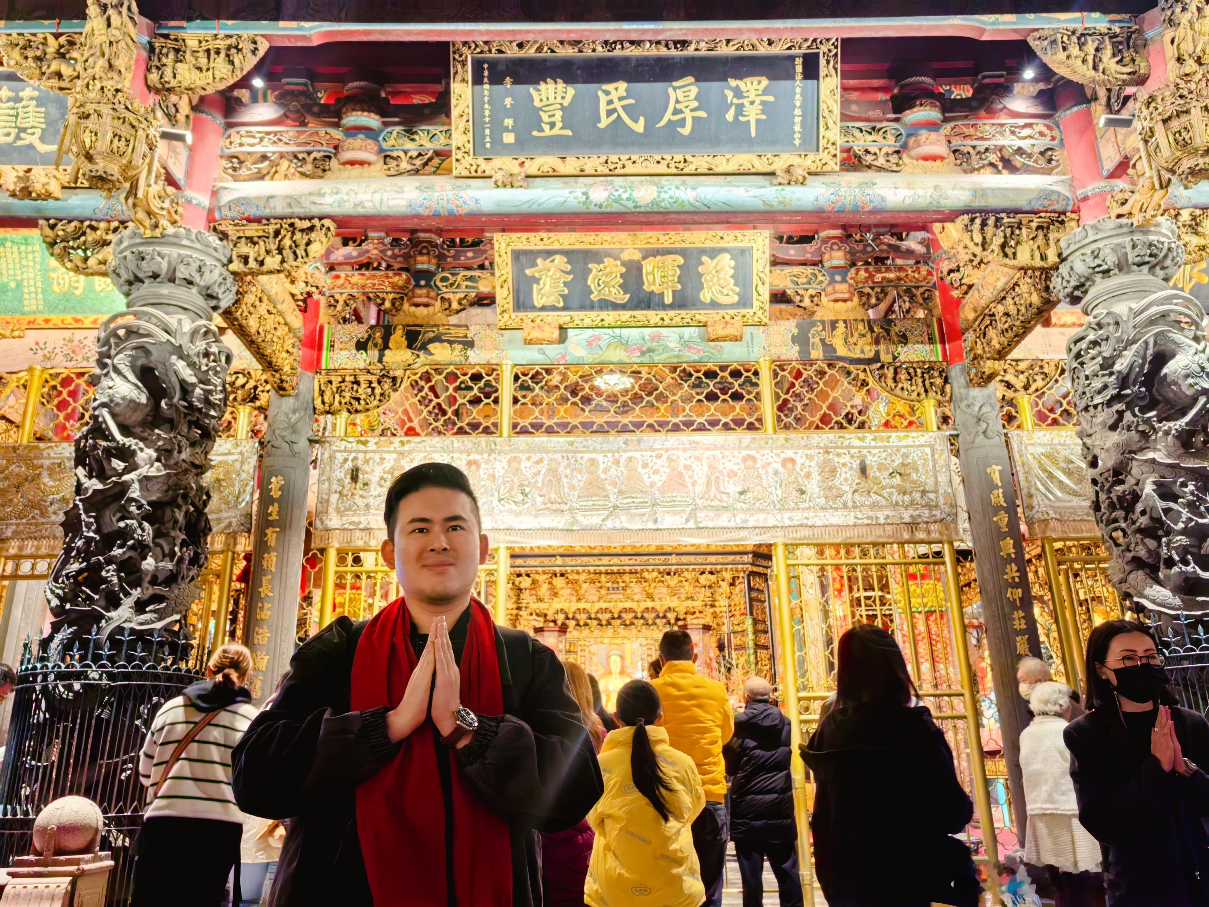 我家附近的台北艋舺龙山寺，这几天赖清德、蒋万安、柯文哲都去了，我也不免俗地来这座