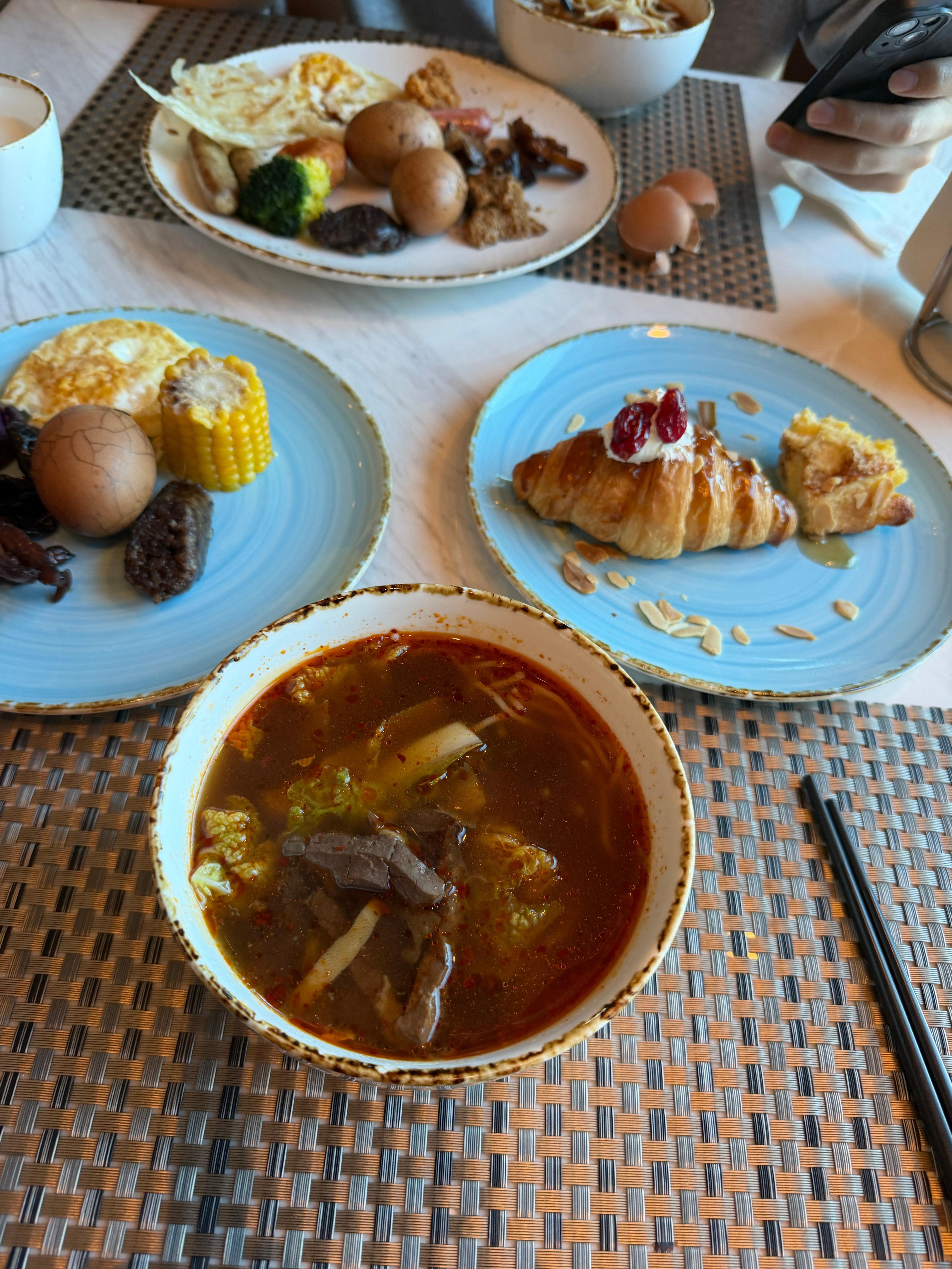 每天早上5点多就醒，觉少怎么解决颈椎实在太疼了。拉着摄像小哥陪我走20分钟。从来