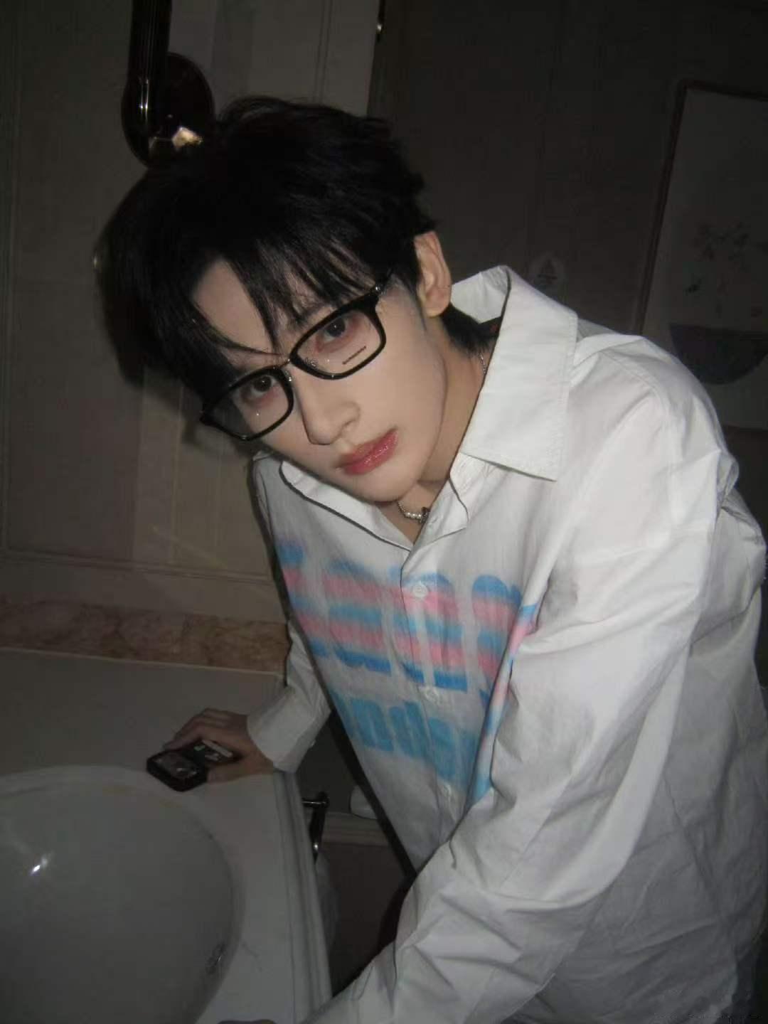 余宇涵戴上眼镜就会长大 余宇涵眼镜九宫格  斯文败类来的！ 